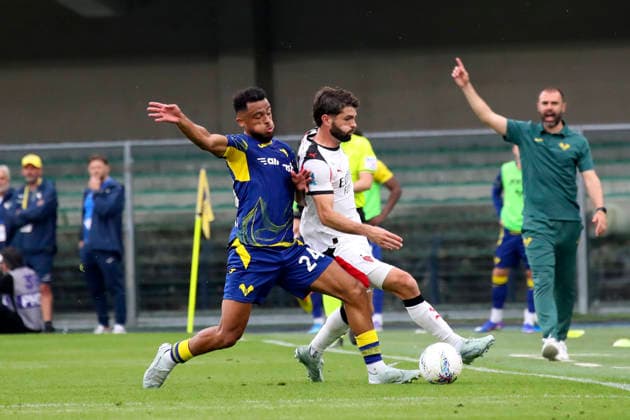 AC Milan s Christian Pulisic Verona™s Antoine Bernede the Serie A soccer match between Hellas Verona and A.C. Milan at the Bentegodi Stadium in Verona, north west Italy - Sunday , April 19 , 2026. - Soccer .  Copyright: xPaolaxGarbuio Lapressex