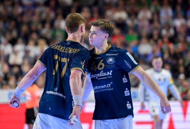 (l-r) Johannes Wasielewski (BHC), Julian Fuchs (BHC) klatschen sich ab. Finale Füchse Berlin (B) - Bergischer HC (BHC), am 19.04.2026. Handball DHB Pokal Final4 2026, vom 18.04 - 19.04.2026 in Koeln Deutschland. Â
