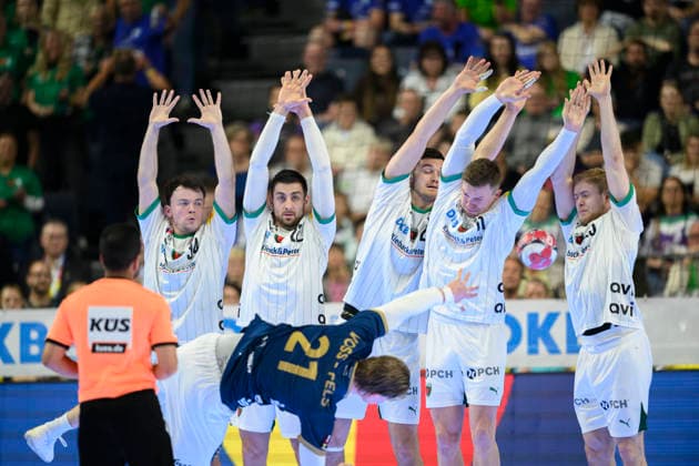 Freiwurf Kim Voss-Fels (BHC), Freiwurfmauer, Mauer, Aktion. Finale Füchse Berlin (B) - Bergischer HC (BHC), am 19.04.2026. Handball DHB Pokal Final4 2026, vom 18.04 - 19.04.2026 in Koeln Deutschland. Â