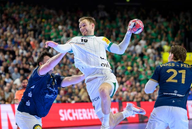 (l-r) Aron SEESING (BHC), Mathias GIDSEL (B) Aktion. Finale Füchse Berlin (B) - Bergischer HC (BHC), am 19.04.2026. Handball DHB Pokal Final4 2026, vom 18.04 - 19.04.2026 in Koeln Deutschland. Â