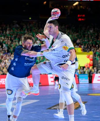 (l-r) Johannes Wasielewski (BHC), Mijajlo MARSENIC (B) Zweikampf, Aktion. Finale Füchse Berlin (B) - Bergischer HC (BHC), am 19.04.2026. Handball DHB Pokal Final4 2026, vom 18.04 - 19.04.2026 in Koeln Deutschland. Â