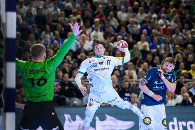 (l-r) Lukas DIEDRICH Torwart (BHC), Nils LICHTLEIN (B), Johannes Wasielewski (BHC) Wurf, Aktion. Finale Füchse Berlin (B) - Bergischer HC (BHC), am 19.04.2026. Handball DHB Pokal Final4 2026, vom 18.04 - 19.04.2026 in Koeln Deutschland. Â