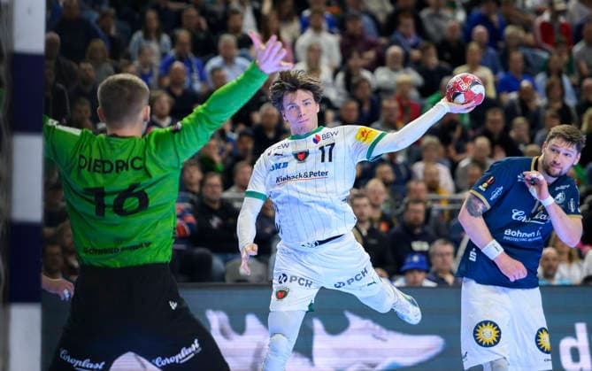 (l-r) Lukas DIEDRICH Torwart (BHC), Nils LICHTLEIN (B), Johannes Wasielewski (BHC) Wurf, Aktion. Finale Füchse Berlin (B) - Bergischer HC (BHC), am 19.04.2026. Handball DHB Pokal Final4 2026, vom 18.04 - 19.04.2026 in Koeln Deutschland. Â