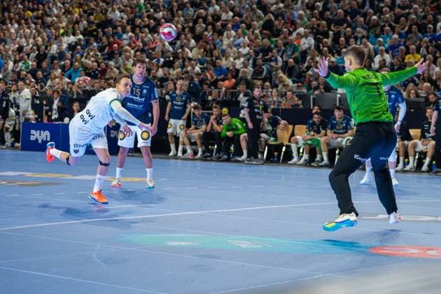 Lasse Andersson, Aussen, (Fuechse Berlin 11), Christopher Rudeck, Torwart (Bergischer Handball-Club 06 1), Bergischer HC - Fuechse Berlin, DHB-Pokal Maenner, Herren, 6. Spieltag, Finale, Daikin HBL, Lidl Final 4, 19.04.2026 Köln NRW Deutschland