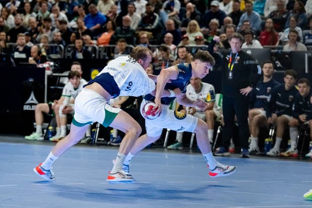 Köln, 19.04.2026, Handball, Herren, Lidl Final4, DHB Pokal, Finale, Füchse Berlin - Bergischer HC Sören Steinhaus (Bergischer HC, 53) im Zweikampf mit Max Darj (Füchse Berlin, 5) Köln Lanxess Arena NRW Germany