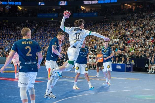 Nils Lichtlein, Rueckraum, (Fuechse Berlin 17), Noah Beyer, (Bergischer Handball-Club 06 2), Bergischer HC - Fuechse Berlin, DHB-Pokal Maenner, Herren, 6. Spieltag, Finale, Daikin HBL, Lidl Final 4, 19.04.2026 Köln NRW Deutschland
