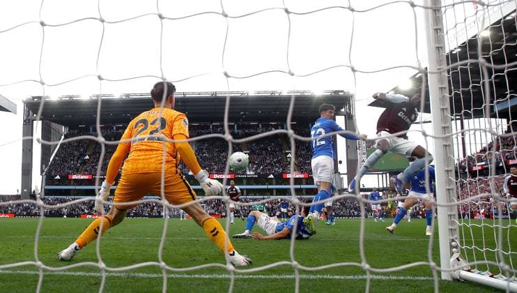 Tammy Abraham of Aston Villa scores a goal to make the score 4-3 Aston Villa v Sunderland, Premier League, Football, Villa Park, Birmingham, UK - 19 Apr 2026Birmingham Villa Park United Kingdom EDITORIAL USE ONLY No use with unauthorised audio, video, data, fixture lists, club league logos or live services. Online in-match use limited to 120 images, no video emulation. No use in betting, games or single club league player publications. Copyright: xKieranxMcManus Shutterstockx 16832205bj