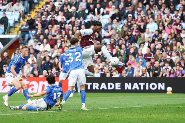 Aston Villa v Sunderland, Premier League GOAL 4-3 Tammy Abraham of Aston Villa scores the winning goal during the Aston Villa v Sunderland Premier League match at Villa Park, Birmingham, England on 19 April 2026 Credit: Ian Stephen Every Second Media Editorial use only. All images are copyright Every Second Media Limited. No images may be reproduced without prior permission. All rights reserved. Premier League and Football League images are subject to licensing agreements with Football DataCo Limited. see https: www.football-dataco.com Copyright: xIMAGO EveryxSecondxMediax ESM-1927-0033 IanxStephenx xEveryxSecondxMediax