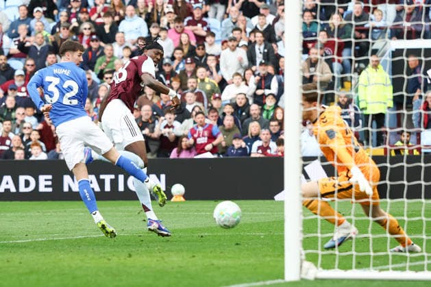 Aston Villa v Sunderland, Premier League GOAL 4-3 Tammy Abraham of Aston Villa scores the winning goal during the Aston Villa v Sunderland Premier League match at Villa Park, Birmingham, England on 19 April 2026 Credit: Ian Stephen Every Second Media Editorial use only. All images are copyright Every Second Media Limited. No images may be reproduced without prior permission. All rights reserved. Premier League and Football League images are subject to licensing agreements with Football DataCo Limited. see https: www.football-dataco.com Copyright: xIMAGO EveryxSecondxMediax ESM-1927-0034 IanxStephenx xEveryxSecondxMediax