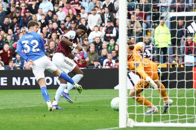 Aston Villa v Sunderland, Premier League GOAL 4-3 Tammy Abraham of Aston Villa scores the winning goal during the Aston Villa v Sunderland Premier League match at Villa Park, Birmingham, England on 19 April 2026 Credit: Ian Stephen Every Second Media Editorial use only. All images are copyright Every Second Media Limited. No images may be reproduced without prior permission. All rights reserved. Premier League and Football League images are subject to licensing agreements with Football DataCo Limited. see https: www.football-dataco.com Copyright: xIMAGO EveryxSecondxMediax ESM-1927-0035 IanxStephenx xEveryxSecondxMediax