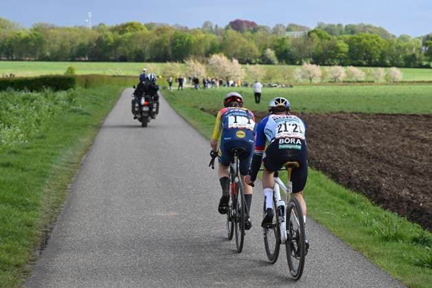 Amstel Gold Race 2026 Cycling Race VALKENBURG, THE NETHERLANDS - APRIL 19 : Skjelmose Mattias (DEN) of Lidl - Trek, Evenepoel Remco (BEL) of Red Bull - BORA - Hansgrohe during the 60th edition of Amstel Gold Race an UCI World Tour 1.UWT one day cycling road race for Men Elite of 220 km with start in Maastricht and finish in Valkenburg on April 19, 2026 in Valkenburg, The Netherlands, 19 04 2026 ( Motordriver Kenny Verfaillie - Valkenburg The Netherlands  Copyright: xDarioxBelingherix