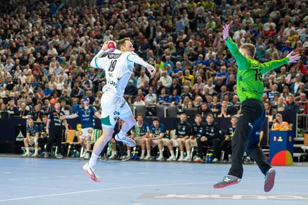 Mathias Gidsel, Rueckraum, (Fuechse Berlin 19), Lukas Diedrich, Torwart (Bergischer Handball-Club 06 16), Bergischer HC - Fuechse Berlin, DHB-Pokal Maenner, Herren, 6. Spieltag, Finale, Daikin HBL, Lidl Final 4, 19.04.2026 Köln NRW Deutschland