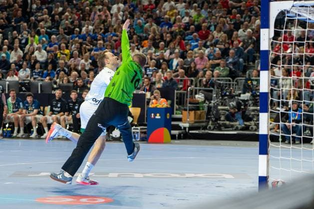 Mathias Gidsel, Rueckraum, (Fuechse Berlin 19), Lukas Diedrich, Torwart (Bergischer Handball-Club 06 16), Bergischer HC - Fuechse Berlin, DHB-Pokal Maenner, Herren, 6. Spieltag, Finale, Daikin HBL, Lidl Final 4, 19.04.2026 Köln NRW Deutschland