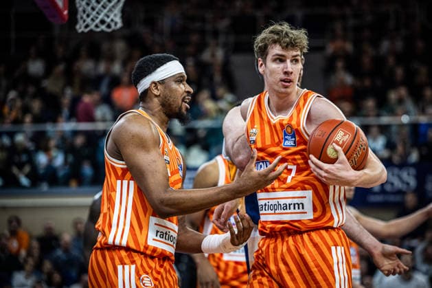 Rostock, Deutschland 19. April 2026: 1. BBL - 2025 2026 - Sp. 30 - Rostock Seawolves gegen ratiopharm ulm Im Bild: v.li. Justin Simon (ratiopharm Ulm) und Tobias Jensen (ratiopharm Ulm) Copyright: xFotostandx xVoelkerx