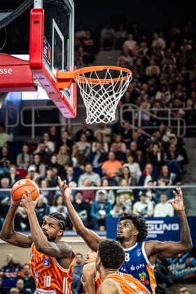 Rostock, Deutschland 19. April 2026: 1. BBL - 2025 2026 - Sp. 30 - Rostock Seawolves gegen ratiopharm ulm Im Bild: v.li. Malik Osborne (ratiopharm Ulm) und Kassim Nicholson (Rostock Seawolves) Copyright: xFotostandx xVoelkerx