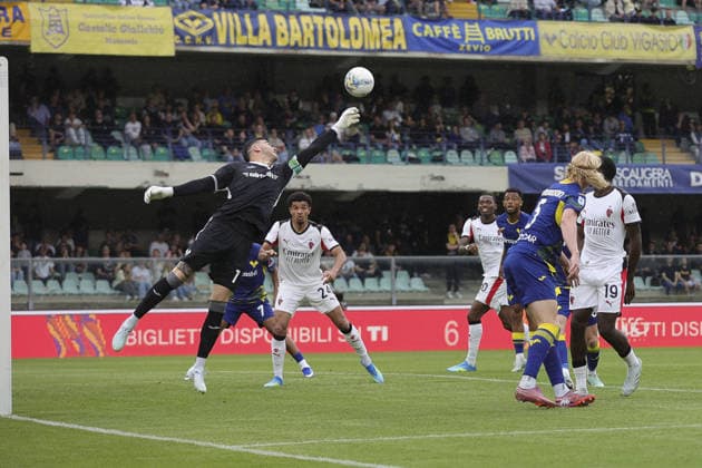 Lorenzo Montipo of Hellas Verona FC makes a save during Hellas Verona FC vs AC Milan, 33Â° Serie A Enilive 2025-26 game at Marcantonio Bentegodi stadium in Verona (VR), Italy, on April 19, 2026.  Copyright: xDavidexCasentini IPAxSportx xipa-agency.netx xx IPA_74077925 IPA_Agency_IPA74077925