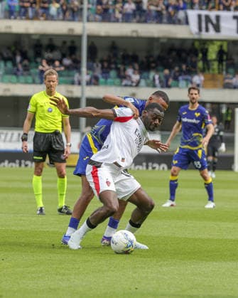 AC Milan s Youssouf Fofana battle for the ball with Jean-Daniel Akpa Akpro of Hellas Verona FC during Hellas Verona FC vs AC Milan, 33Â° Serie A Enilive 2025-26 game at Marcantonio Bentegodi stadium in Verona (VR), Italy, on April 19, 2026.  Copyright: xDavidexCasentini IPAxSportx xipa-agency.netx xx IPA_74077928 IPA_Agency_IPA74077928