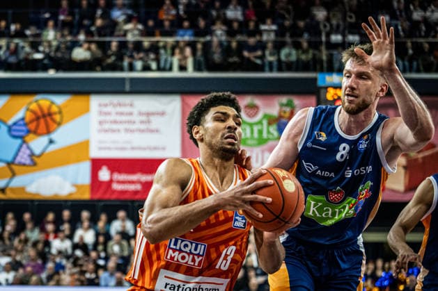 Rostock, Deutschland 19. April 2026: 1. BBL - 2025 2026 - Sp. 30 - Rostock Seawolves gegen ratiopharm ulm Im Bild: v. li. im Zweikampf Mark Smith (ratiopharm Ulm) und Kassim Nicholson (Rostock Seawolves) Copyright: xFotostandx xVoelkerx