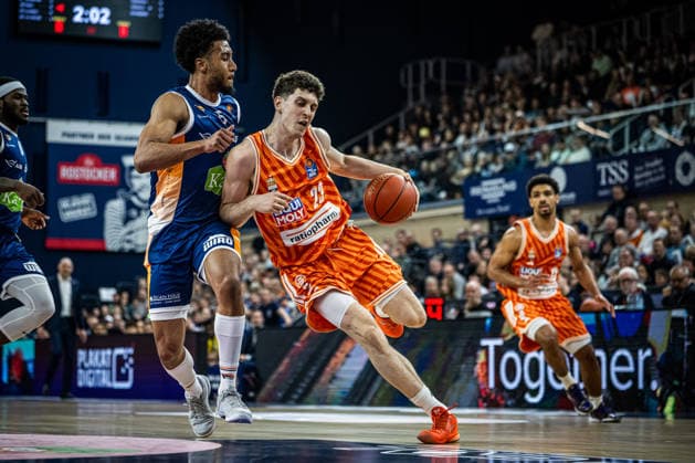 Rostock, Deutschland 19. April 2026: 1. BBL - 2025 2026 - Sp. 30 - Rostock Seawolves gegen ratiopharm ulm Im Bild: v. li. im Zweikampf D Shawn Schwartz (Rostock Seawolves) und Diego Garavaglia (ratiopharm Ulm) Copyright: xFotostandx xVoelkerx