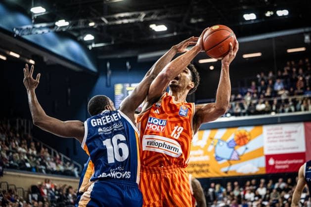 Rostock, Deutschland 19. April 2026: 1. BBL - 2025 2026 - Sp. 30 - Rostock Seawolves gegen ratiopharm ulm Im Bild: v. li. im Zweikampf Phillip Greene IV (Rostock Seawolves) und Mark Smith (ratiopharm Ulm) Copyright: xFotostandx xVoelkerx