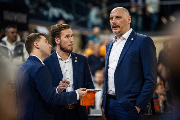 Rostock, Deutschland 19. April 2026: 1. BBL - 2025 2026 - Sp. 30 - Rostock Seawolves gegen ratiopharm ulm Im Bild: 1.v.re. Przemyslaw Frasunkiewicz (Rostock Seawolves) mit seinem Trainerteam Copyright: xFotostandx xVoelkerx