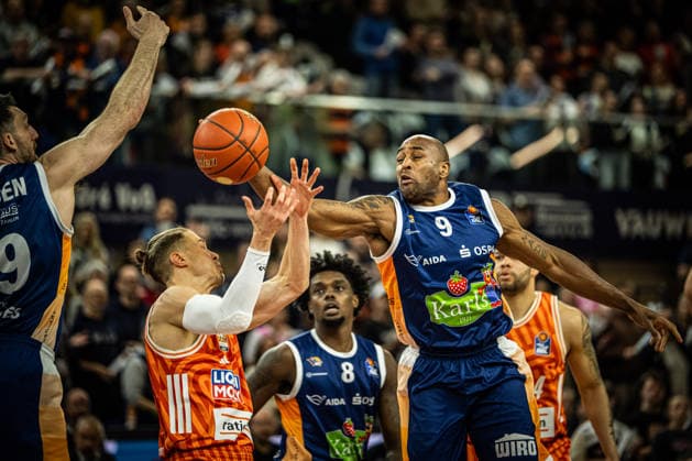 Rostock, Deutschland 19. April 2026: 1. BBL - 2025 2026 - Sp. 30 - Rostock Seawolves gegen ratiopharm ulm Im Bild: v. li. im Zweikampf Thomas Klepeisz (ratiopharm Ulm) und DeAndre Lansdowne (Rostock Seawolves) Copyright: xFotostandx xVoelkerx