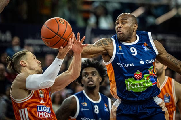 Rostock, Deutschland 19. April 2026: 1. BBL - 2025 2026 - Sp. 30 - Rostock Seawolves gegen ratiopharm ulm Im Bild: v. li. im Zweikampf Thomas Klepeisz (ratiopharm Ulm) und DeAndre Lansdowne (Rostock Seawolves) Copyright: xFotostandx xVoelkerx