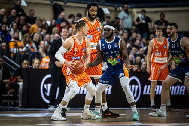 Rostock, Deutschland 19. April 2026: 1. BBL - 2025 2026 - Sp. 30 - Rostock Seawolves gegen ratiopharm ulm Im Bild: v.li. Thomas Klepeisz (ratiopharm Ulm) und TJ Crockett Jr. (Rostock Seawolves) Copyright: xFotostandx xVoelkerx