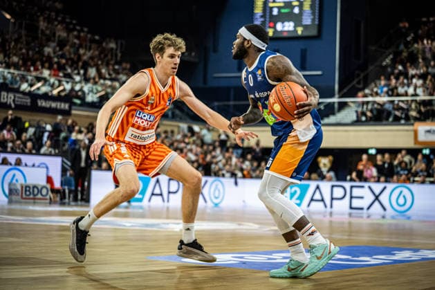Rostock, Deutschland 19. April 2026: 1. BBL - 2025 2026 - Sp. 30 - Rostock Seawolves gegen ratiopharm ulm Im Bild: v. li. im Zweikampf Tobias Jensen (ratiopharm Ulm) und TJ Crockett Jr. (Rostock Seawolves) Copyright: xFotostandx xVoelkerx