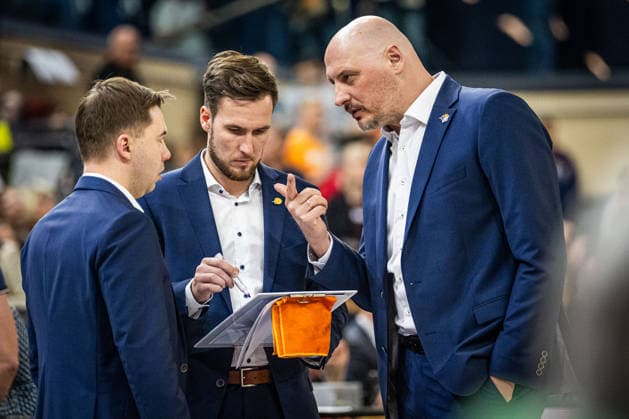 Rostock, Deutschland 19. April 2026: 1. BBL - 2025 2026 - Sp. 30 - Rostock Seawolves gegen ratiopharm ulm Im Bild: 1.v.re. Przemyslaw Frasunkiewicz (Rostock Seawolves) mit seinem Trainerteam Copyright: xFotostandx xVoelkerx