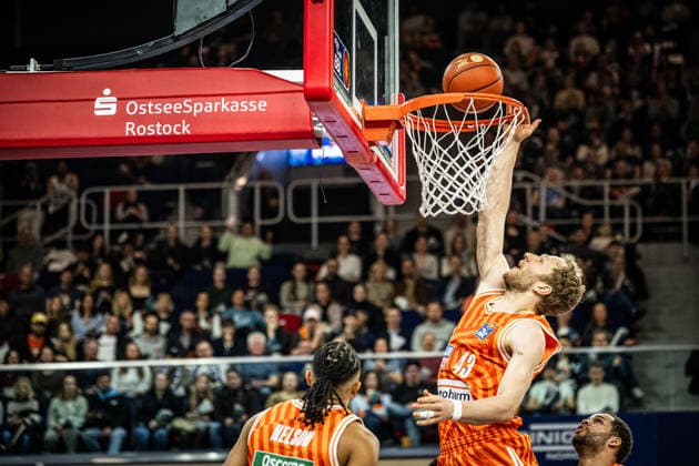 Rostock, Deutschland 19. April 2026: 1. BBL - 2025 2026 - Sp. 30 - Rostock Seawolves gegen ratiopharm ulm Im Bild: Christian Sengfelder (ratiopharm Ulm) mit Ball, Copyright: xFotostandx xVoelkerx