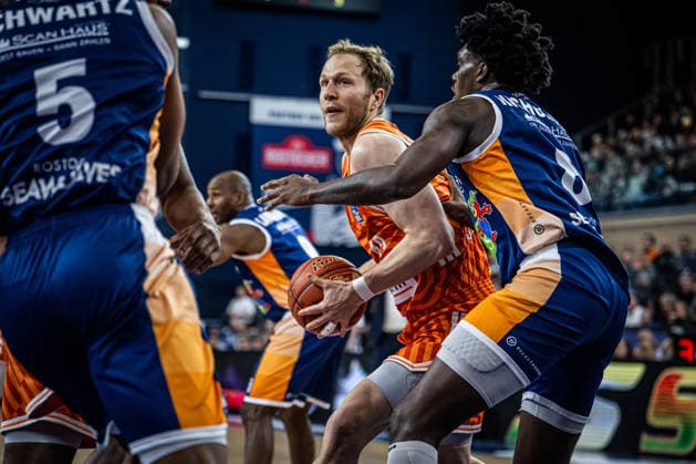 Rostock, Deutschland 19. April 2026: 1. BBL - 2025 2026 - Sp. 30 - Rostock Seawolves gegen ratiopharm ulm Im Bild: v. li. im Zweikampf Christian Sengfelder (ratiopharm Ulm) und Kassim Nicholson (Rostock Seawolves) Copyright: xFotostandx xVoelkerx
