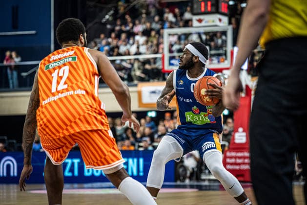 Rostock, Deutschland 19. April 2026: 1. BBL - 2025 2026 - Sp. 30 - Rostock Seawolves gegen ratiopharm ulm Im Bild: 2.v.li. TJ Crockett Jr. (Rostock Seawolves) mit Ball, Copyright: xFotostandx xVoelkerx