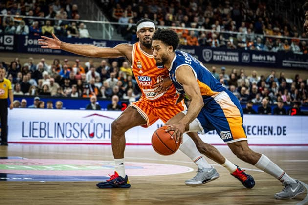 Rostock, Deutschland 19. April 2026: 1. BBL - 2025 2026 - Sp. 30 - Rostock Seawolves gegen ratiopharm ulm Im Bild: v. li. im Zweikampf Justin Simon (ratiopharm Ulm) und D Shawn Schwartz (Rostock Seawolves) Copyright: xFotostandx xVoelkerx