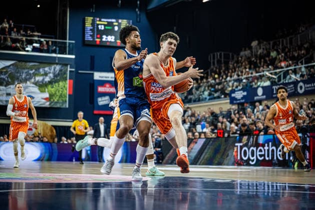 Rostock, Deutschland 19. April 2026: 1. BBL - 2025 2026 - Sp. 30 - Rostock Seawolves gegen ratiopharm ulm Im Bild: v. li. im Zweikampf D Shawn Schwartz (Rostock Seawolves) und Diego Garavaglia (ratiopharm Ulm) Copyright: xFotostandx xVoelkerx