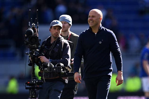 Everton v Liverpool, Premier League Arne Slot, head coach of Liverpool, reacts to the away support after the Everton v Liverpool Premier League match at the Hill Dickinson Stadium, Liverpool, England on 19 April 2026 Credit: Ben Roberts Every Second Media Editorial use only. All images are copyright Every Second Media Limited. No images may be reproduced without prior permission. All rights reserved. Premier League and Football League images are subject to licensing agreements with Football DataCo Limited. see https: www.football-dataco.com Copyright: xIMAGO EveryxSecondxMediax ESM-1928-0064 BenxRobertsx xEveryxSecondxMediax