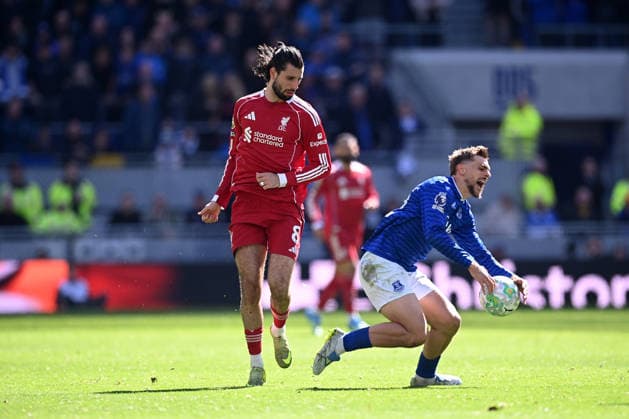 Everton v Liverpool, Premier League Kiernan Dewsbury-Hall of Everton is challenged by Dominik Szoboszlai of Liverpool the Everton v Liverpool Premier League match at the Hill Dickinson Stadium, Liverpool, England on 19 April 2026 Credit: Ben Roberts Every Second Media Editorial use only. All images are copyright Every Second Media Limited. No images may be reproduced without prior permission. All rights reserved. Premier League and Football League images are subject to licensing agreements with Football DataCo Limited. see https: www.football-dataco.com Copyright: xIMAGO EveryxSecondxMediax ESM-1928-0069 BenxRobertsx xEveryxSecondxMediax
