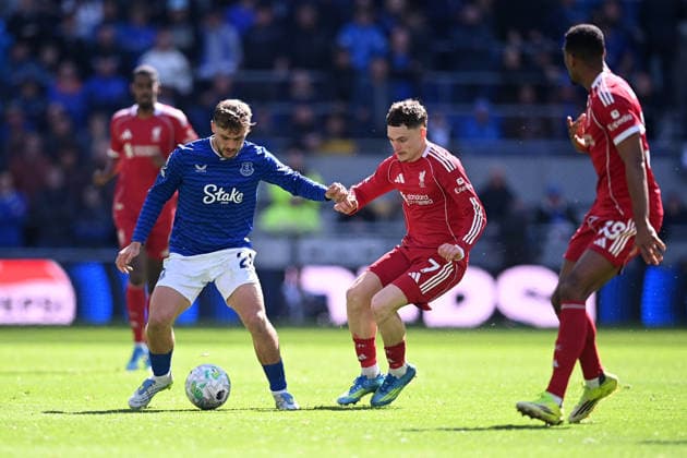 Everton v Liverpool, Premier League Kiernan Dewsbury-Hall of Everton is challenged by Florian Wirtz of Liverpool during the Everton v Liverpool Premier League match at the Hill Dickinson Stadium, Liverpool, England on 19 April 2026 Credit: Ben Roberts Every Second Media Editorial use only. All images are copyright Every Second Media Limited. No images may be reproduced without prior permission. All rights reserved. Premier League and Football League images are subject to licensing agreements with Football DataCo Limited. see https: www.football-dataco.com Copyright: xIMAGO EveryxSecondxMediax ESM-1928-0070 BenxRobertsx xEveryxSecondxMediax