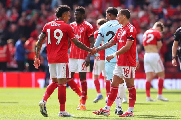 Nottingham Forest v Burnley, Premier League Igor Jesus of Nottingham Forest and Nicolas Dominguez of Nottingham Forest shake hands after the Nottingham Forest v Burnley Premier League match at the City Ground, West Bridgford, England on 19 April 2026 Credit: Ryan Crockett Every Second Media Editorial use only. All images are copyright Every Second Media Limited. No images may be reproduced without prior permission. All rights reserved. Premier League and Football League images are subject to licensing agreements with Football DataCo Limited. see https: www.football-dataco.com Copyright: xIMAGO EveryxSecondxMediax ESM-1916-0141 RyanxCrockettx xEveryxSecondxMediax