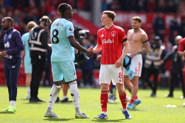 Nottingham Forest v Burnley, Premier League Lesley Ugochukwu of Burnley Elliot Anderson of Nottingham Forest shake hands after the Nottingham Forest v Burnley Premier League match at the City Ground, West Bridgford, England on 19 April 2026 Credit: Ryan Crockett Every Second Media Editorial use only. All images are copyright Every Second Media Limited. No images may be reproduced without prior permission. All rights reserved. Premier League and Football League images are subject to licensing agreements with Football DataCo Limited. see https: www.football-dataco.com Copyright: xIMAGO EveryxSecondxMediax ESM-1916-0144 RyanxCrockettx xEveryxSecondxMediax