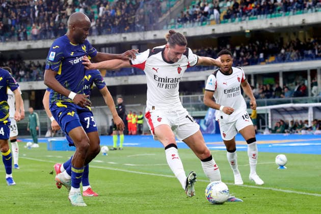 Verona™s Moatasem Al-Musrati AC Milan s Adrien Rabiot the Serie A soccer match between Hellas Verona and A.C. Milan at the Bentegodi Stadium in Verona, north west Italy - Sunday , April 19 , 2026. - Soccer .  Copyright: xPaolaxGarbuio Lapressex
