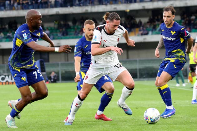 Verona™s Moatasem Al-Musrati AC Milan s Adrien Rabiot the Serie A soccer match between Hellas Verona and A.C. Milan at the Bentegodi Stadium in Verona, north west Italy - Sunday , April 19 , 2026. - Soccer .  Copyright: xPaolaxGarbuio Lapressex