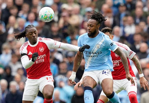 Manchester, England, 19th April 2026. Eberechi Eze of Arsenal tussles with Antoine Semenyo of Manchester City during the Manchester City vs Arsenal Premier League match at the Etihad Stadium, Manchester. Picture credit should read: Andrew Yates Sportimage EDITORIAL USE ONLY. No use with unauthorised audio, video, data, fixture lists, club league logos or live services. Online in-match use limited to 120 images, no video emulation. No use in betting, games or single club league player publications. SPI_033_AY_Man_City_Arsenal SPI-4704-0033