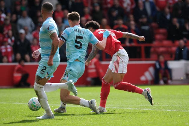 NOTTINGHAM, ENGLAND, APRIL 19: Igor Jesus of Nottingham Forest shoots and scores during the Premier league football match between Nottingham Forest and Burnley at the City Ground on April 19, 2026 in Nottingham, England. Copyright: xPaulxBonserx xSportsxPressxPhotox Sportspressphoto_SPR132926