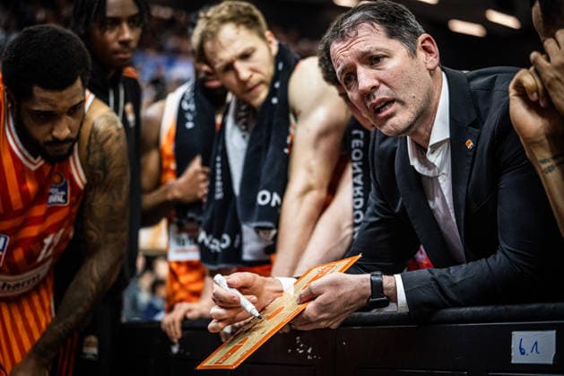 Rostock, Deutschland 19. April 2026: 1. BBL - 2025 2026 - Sp. 30 - Rostock Seawolves gegen ratiopharm ulm Im Bild: Ty Harrelson (ratiopharm Ulm) mit dem Team während einer Auszeit Copyright: xFotostandx xVoelkerx