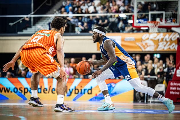 Rostock, Deutschland 19. April 2026: 1. BBL - 2025 2026 - Sp. 30 - Rostock Seawolves gegen ratiopharm ulm Im Bild: v.li. Mark Smith (ratiopharm Ulm) und TJ Crockett Jr. (Rostock Seawolves) Copyright: xFotostandx xVoelkerx