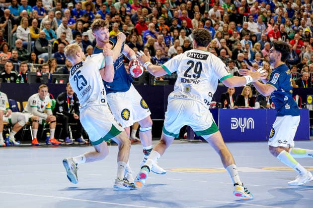 19.04.2026, xsscx, Handball, DHB-Pokal Lidl Final4, Finale, Füchse Berlin - Bergischer HC, Saison 2025 2026 Herren, Lanxess Arena, Köln: Matthes Langhoff (Füchse Berlin 25) im Zweikampf gegen Johannes Wasielewski (Bergischer HC 77) Photo: xSandraxScherningxPressefotoKochx Nordrhein-Westfalen Deutschland