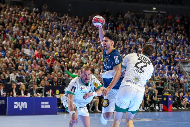19.04.2026, xsscx, Handball, DHB-Pokal Lidl Final4, Finale, Füchse Berlin - Bergischer HC, Saison 2025 2026 Herren, Lanxess Arena, Köln: Eloy Morante Maldonado (Bergischer HC 33) im Zweikampf gegen Nejc Cehte (Füchse Berlin 22) Photo: xSandraxScherningxPressefotoKochx Nordrhein-Westfalen Deutschland