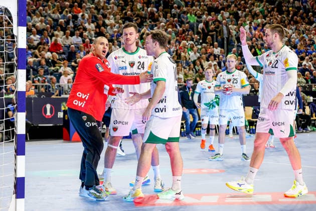 19.04.2026, xsscx, Handball, DHB-Pokal Lidl Final4, Finale, Füchse Berlin - Bergischer HC, Saison 2025 2026 Herren, Lanxess Arena, Köln: Dejan Milosavljev (Füchse Berlin 96), Lauro Pichiri (Füchse Berlin 24) und Hakun West av Teigum (Füchse Berlin 34) jubelnd nach einem verhinderten Treffer Photo: xSandraxScherningxPressefotoKochx Nordrhein-Westfalen Deutschland