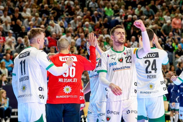19.04.2026, xsscx, Handball, DHB-Pokal Lidl Final4, Finale, Füchse Berlin - Bergischer HC, Saison 2025 2026 Herren, Lanxess Arena, Köln: Lasse Andersson (Füchse Berlin 11) und Nejc Cehte (Füchse Berlin 22) feiern Dejan Milosavljev (Füchse Berlin 96) nach einem verhinderten Treffer Photo: xSandraxScherningxPressefotoKochx Nordrhein-Westfalen Deutschland